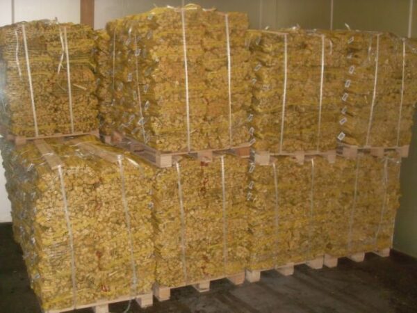 Aanmaakhout in net op pallet